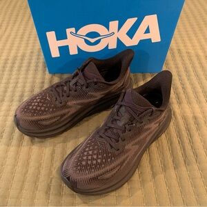 HOKA ONE ONE MEN’S CLIFTON 9 ATHLETIC SHOES.